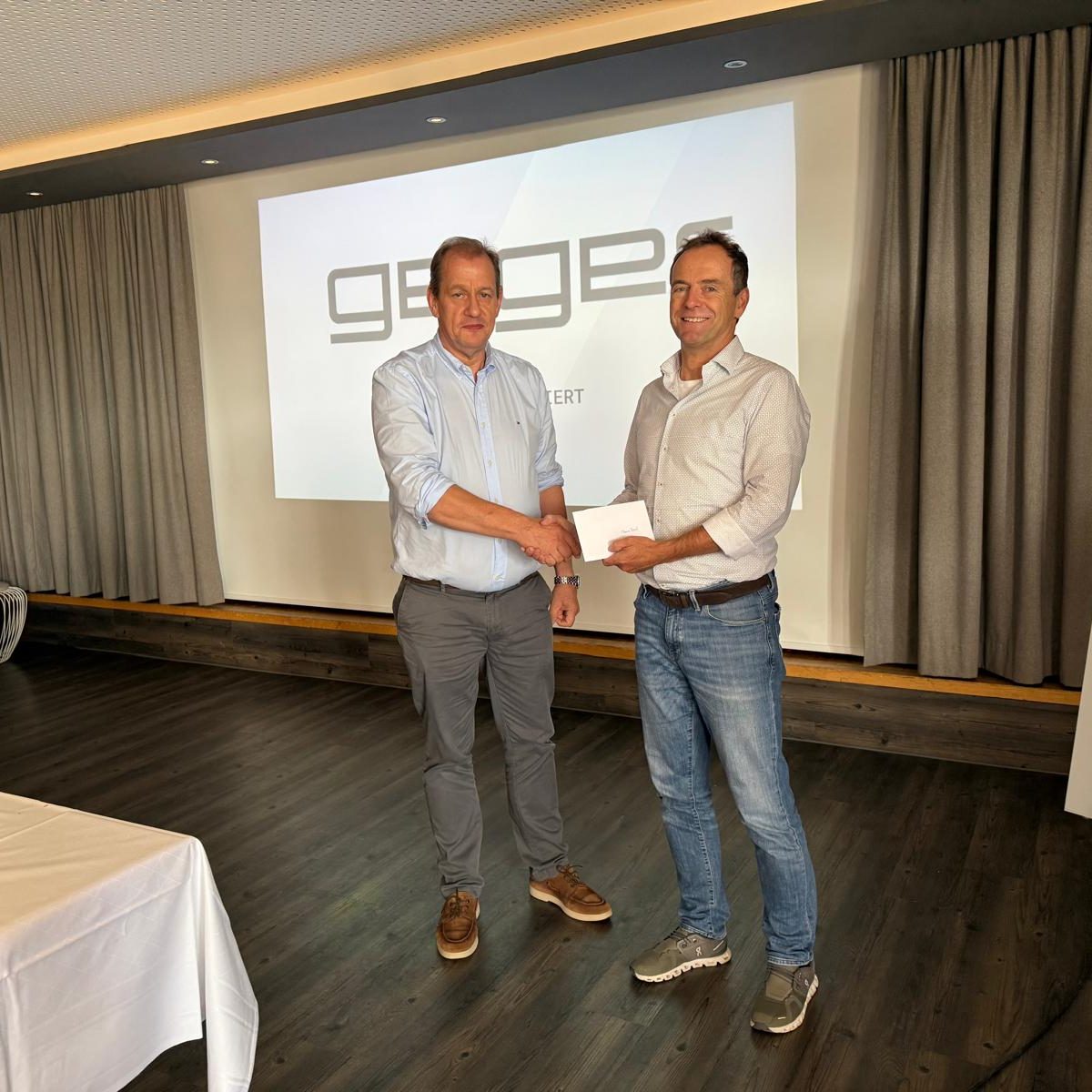 Willi Geiger gratuliert Mario Bösl zum Jubiläum