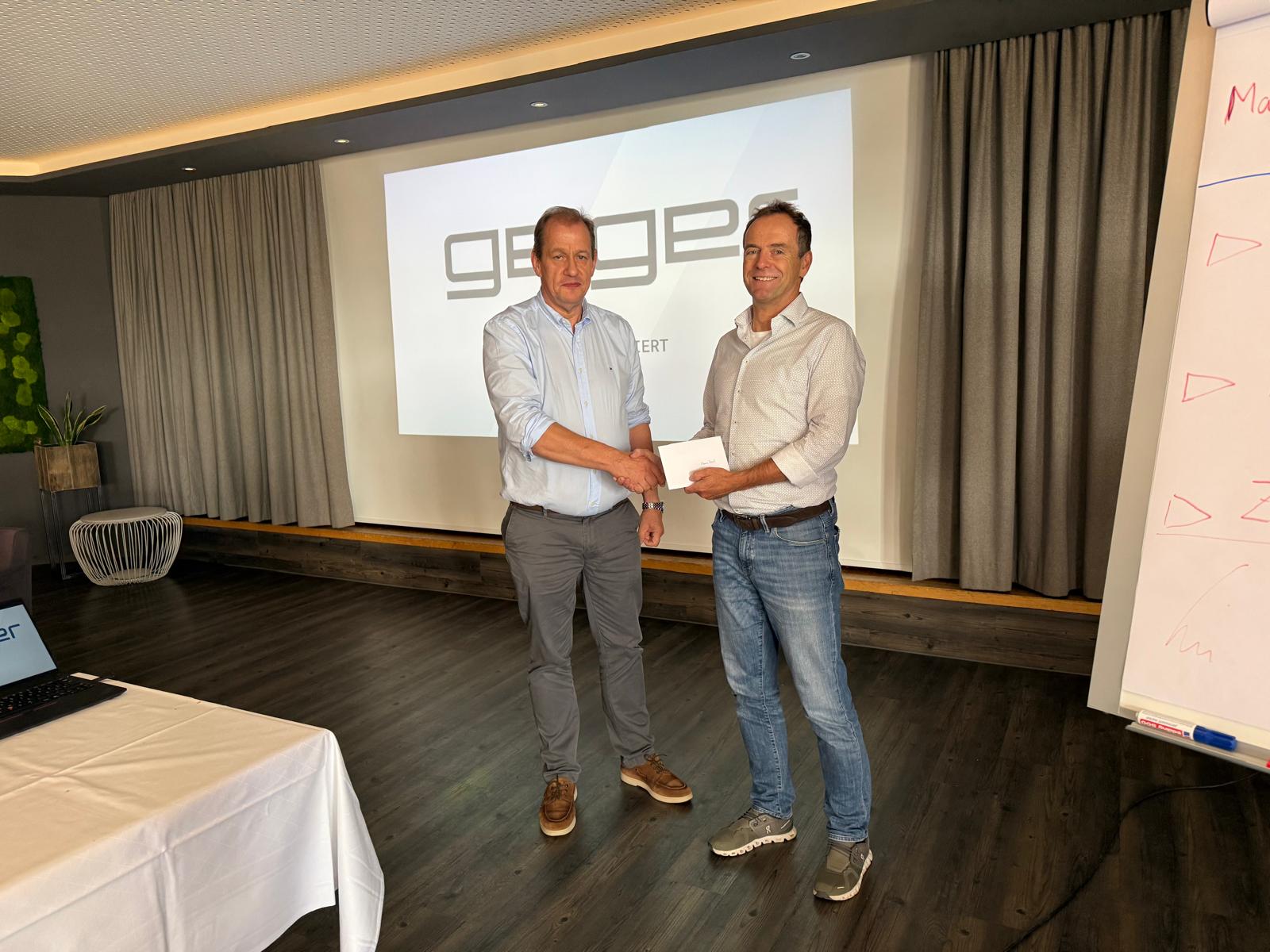 Willi Geiger gratuliert Mario Bösl zum Jubiläum