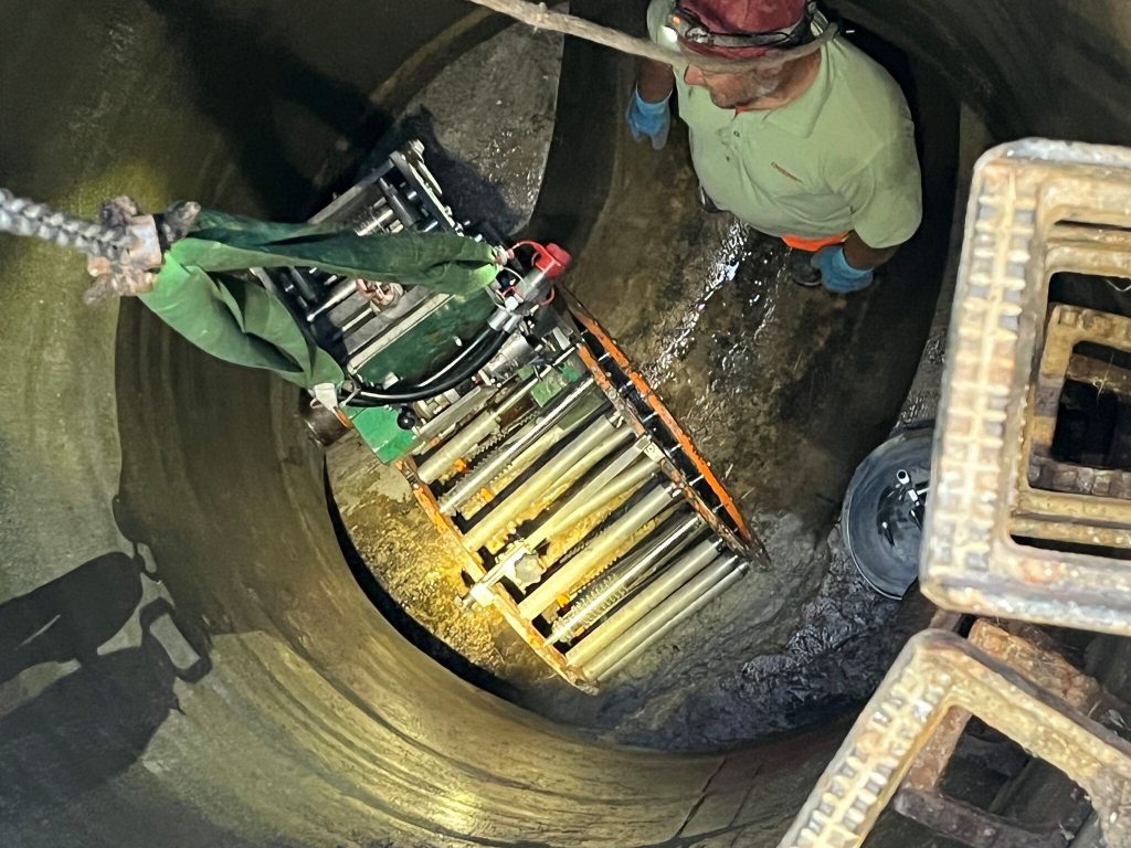 Einsetzen des Wickelkorbs in den Kanal