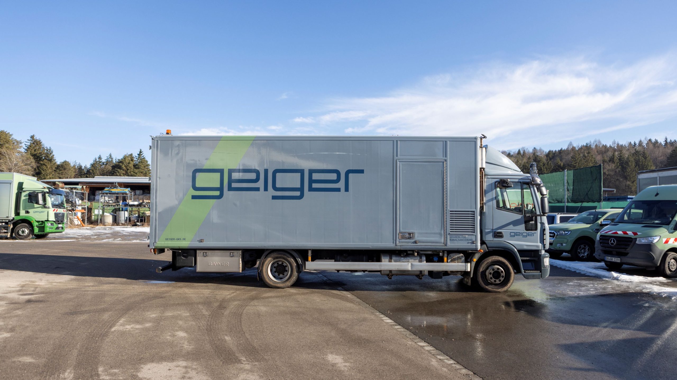 Unsere Fahrzeuge fallen auf Fahrzeug der Geiger Kanalsanierung