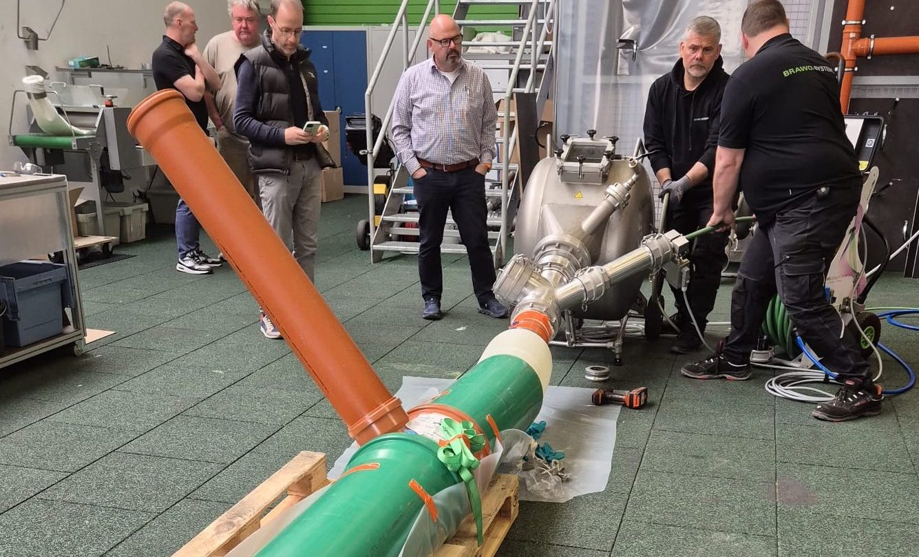 Mitarbeitende der Geiger Kanaltechnik GmbH bei der Schulung vom Brawo Liner der Brawo Systems GmbH