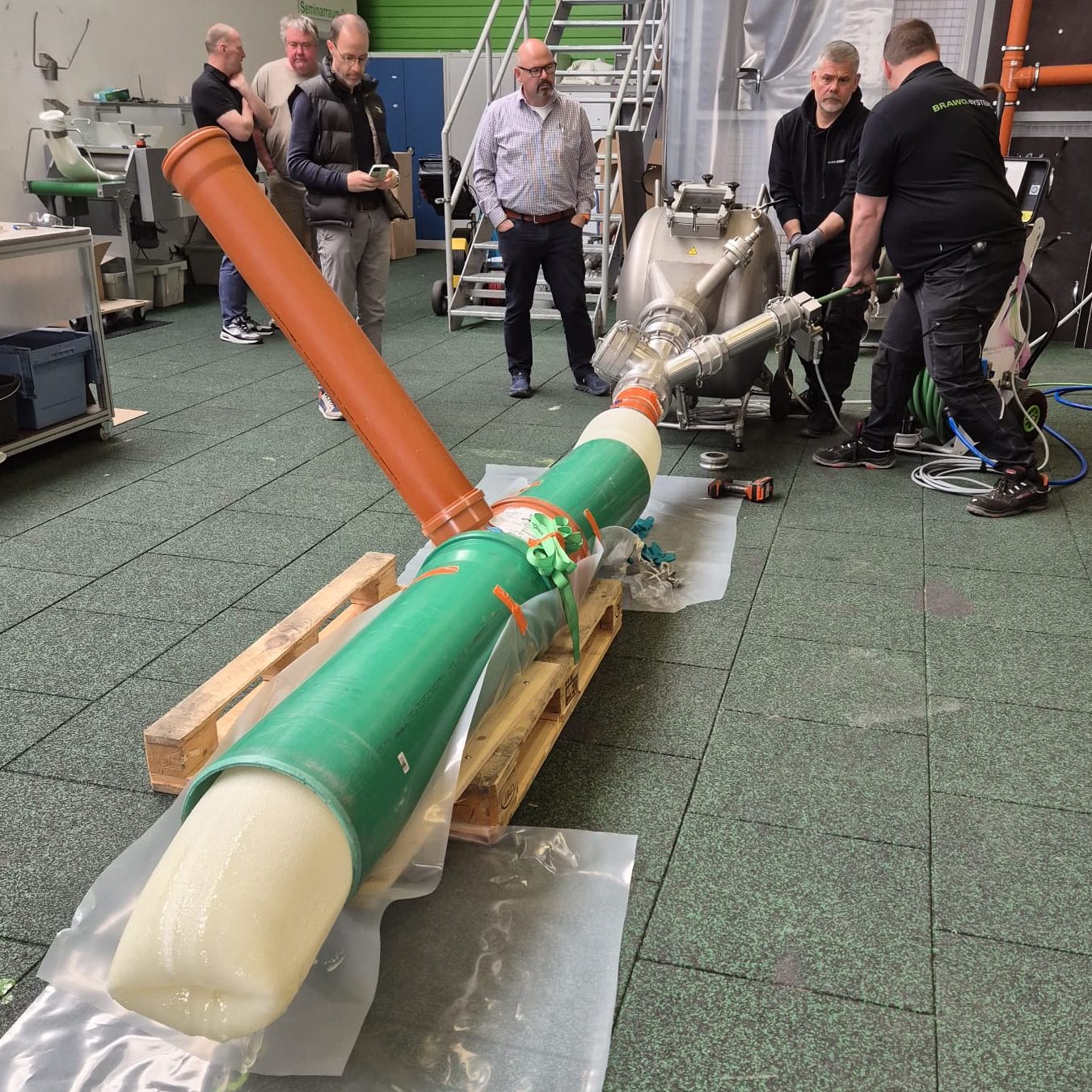 Mitarbeitende der Geiger Kanaltechnik GmbH bei der Schulung vom Brawo Liner der Brawo Systems GmbH