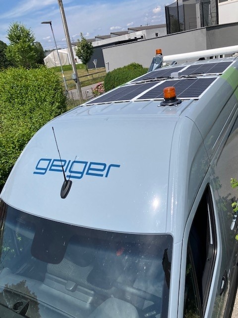 Nachhaltigkeit in der Kanalsanierung: Geiger Kanaltechnik investiert in moderne Fahrzeugtechnik mit Solarpanels und Akkutechnik, um Emissionen zu reduzieren und Kanalsanierungen nachhaltiger, leiser und effizienter durchzuführen.