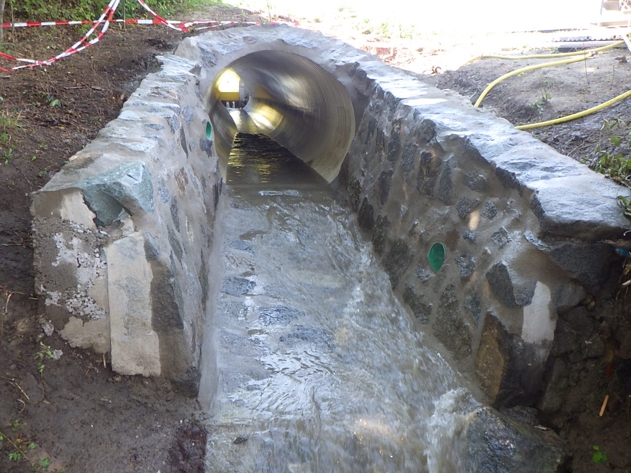 Unter der Kreisstraße MÜ28 in Oberbergkirchen-Irl wurde ein historischer Wellstahldurchlass mit dem Wickelrohrverfahren SWP saniert – und das ohne Eingriff in den Straßenverkehr!